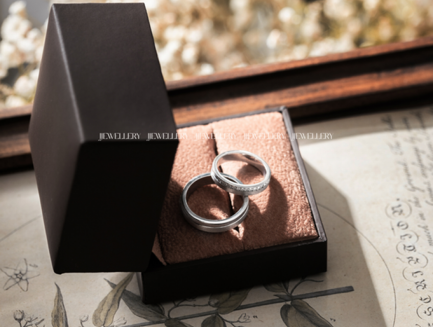 Nhẫn Cưới Vàng Trắng Kim Cương - Chế Tác Độc Đáo Tại TP HCM