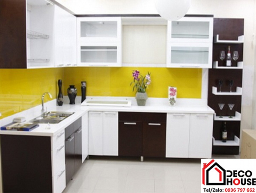 Kính ốp bếp màu ánh kim kết hợp với gỗ – sự lựa chọn độc đáo cho người