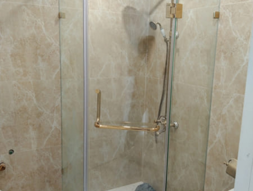 Phòng tắm kính phụ kiện mạ vàng: Bí quyết tạo không gian xa hoa