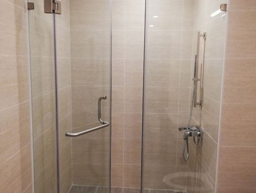 Phòng tắm kính cửa mở 180 độ có phù hợp với phòng tắm nhỏ không?