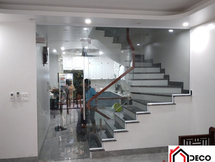 Vách ngăn kính phòng khách và bếp: Giải pháp cách âm hiệu quả