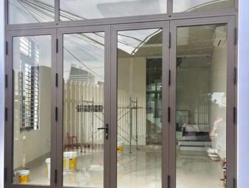 Cửa nhôm Xingfa màu nâu cafe và khả năng chống ồn tuyệt vời