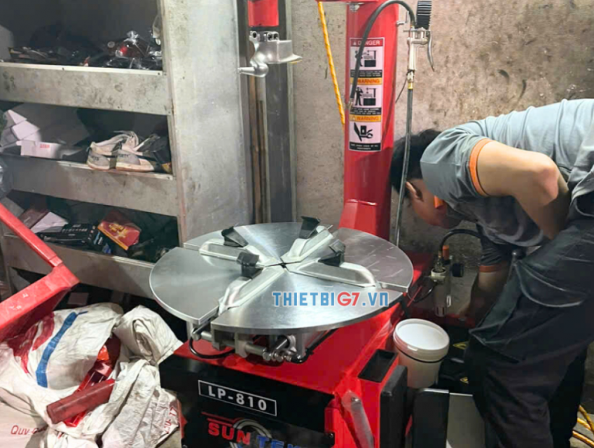 Máy tháo vỏ xe tay thiết bị sửa xe không thể thiếu