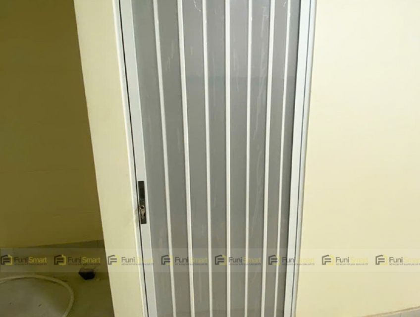 Cửa Xếp Nhôm Nhà Vệ Sinh Lá Nhựa Trắng Đục Bền Đẹp Giá Tại Xưởng