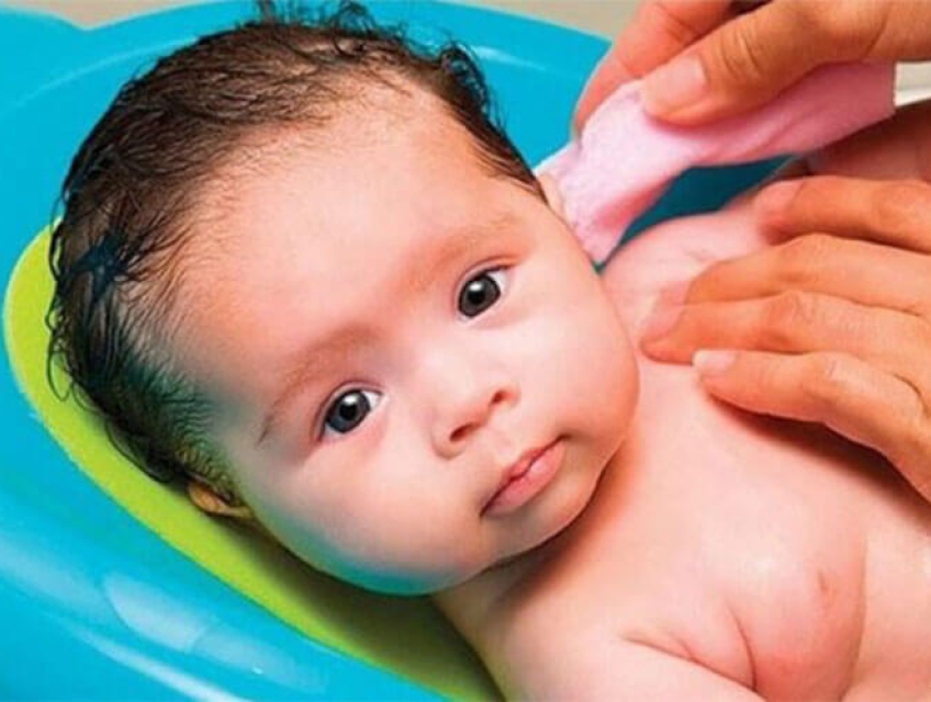 Review 3 loại nước giặt quần áo cho trẻ sơ sinh được nhiều ba mẹ tin c