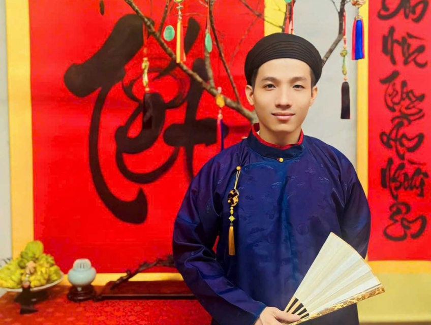 Ông Đồ Tặng Chữ Thư Pháp