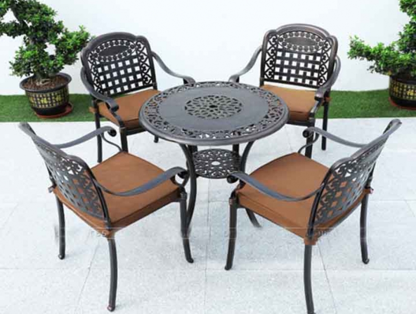 Bộ Bàn Ghế Ngoài Trời Nhôm Đúc D80+4 ghế đan ô tặng kèm đệm ghế