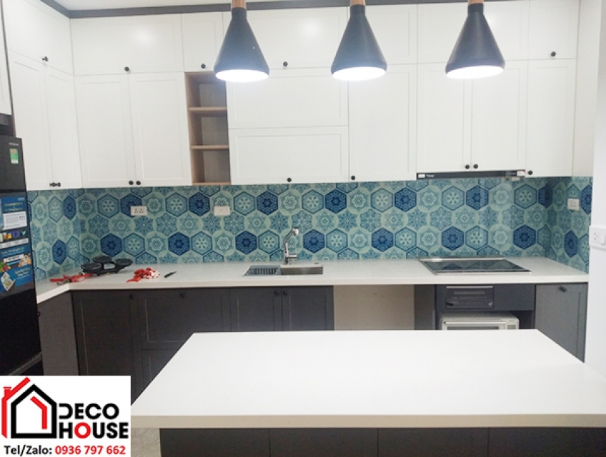 Khả năng chống trầy xước của kính ốp bếp vượt trội so với gạch men.