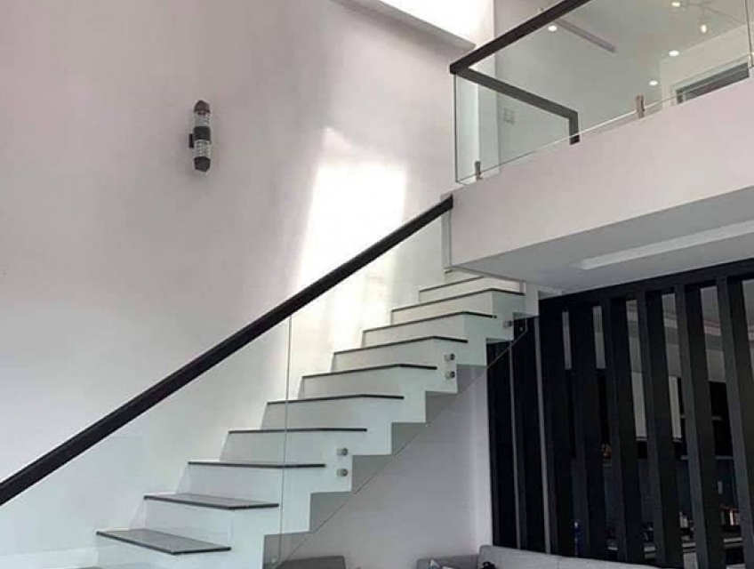 Tiêu chuẩn kích thước và lắp đặt lan can kính cầu thang nhà ở