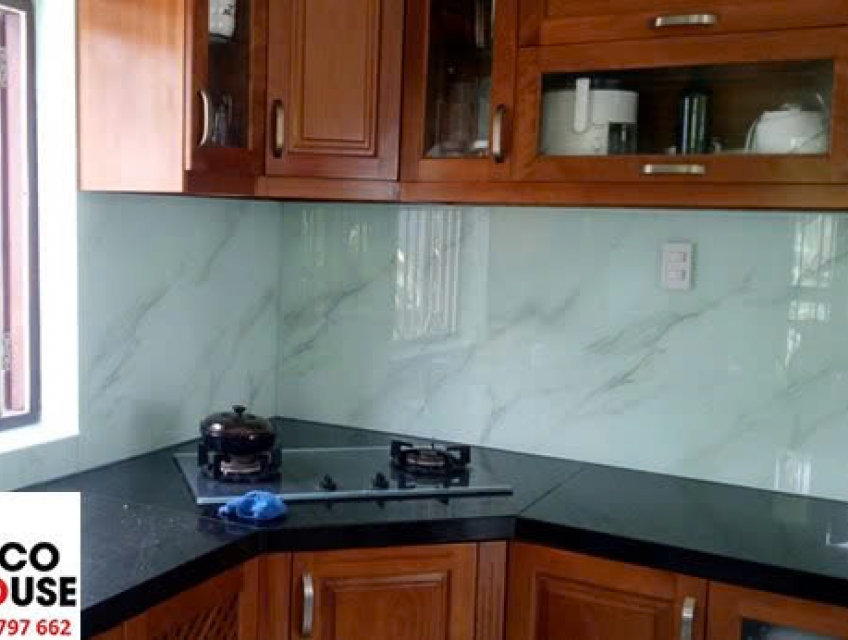 Kinh Nghiệm Chọn Ốp Kính Cho Tường Bếp Nhỏ