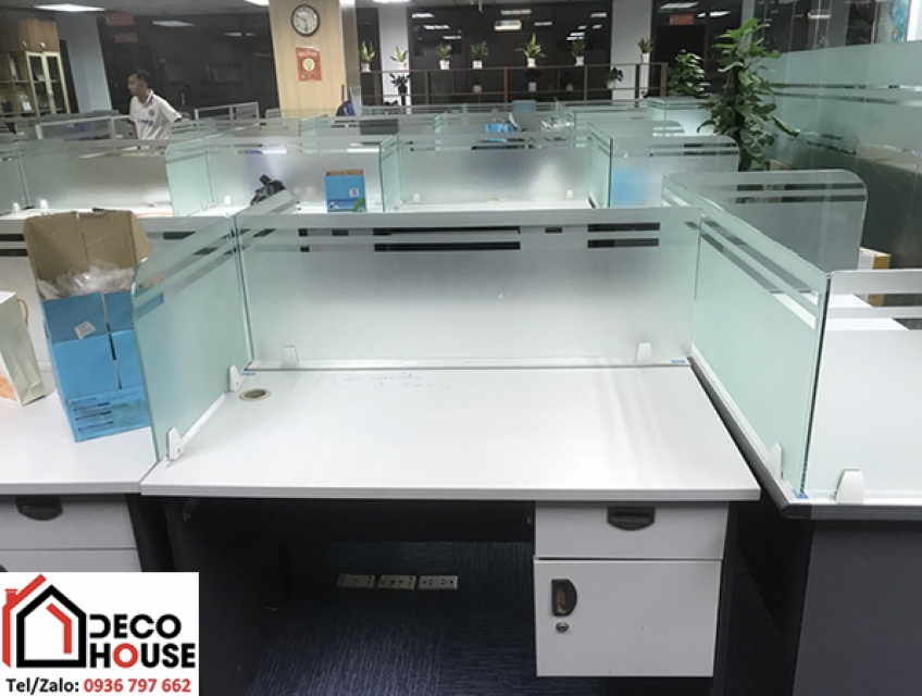 Vách ngăn kính cường lực màu hay trong suốt cho bàn làm việc?