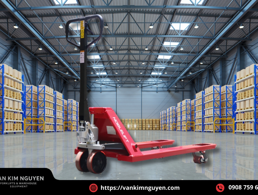 So sánh hiệu quả làm việc giữa xe nâng tay 2.5 tấn và xe nâng bán tự động cùng tải trọng