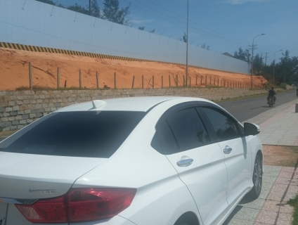 Xe nhà đời 2018 dòng sedan nhận chạy xe hoa mùa cưới.