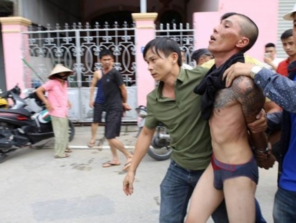 Tạm giữ người cha 'ngáo' ném con 1 tuổi từ mái nhà xuống đất