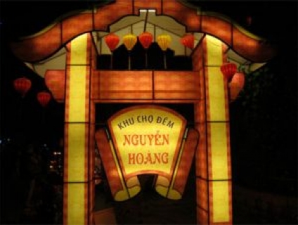 Discover the busiest night market in Hoi An old town