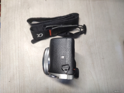 Cần bán: Máy ảnh Sony A6000 kèm kit màu bạc.