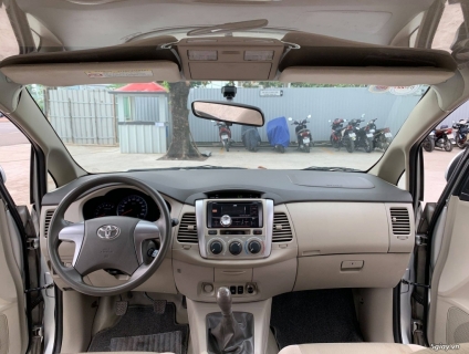 Toyota Innova 2.0E số sàn 2016 màu bạc
