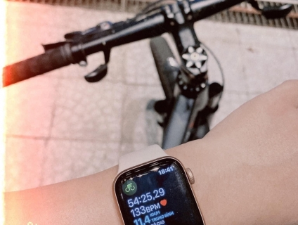 Apple watch SE 40mm gold stanlight vẫn là sản phẩm hot của chị em