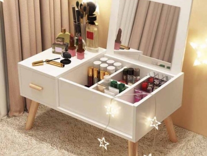 Bàn trang điểm mini có đèn thiết kế gương gập thông minh