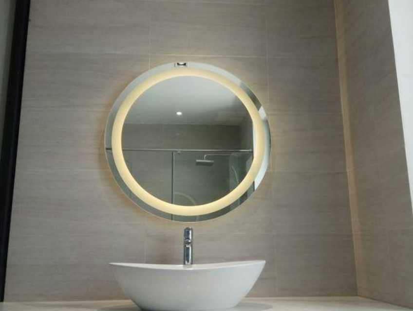 Gương nhà tắm xinh xắn, có đèn