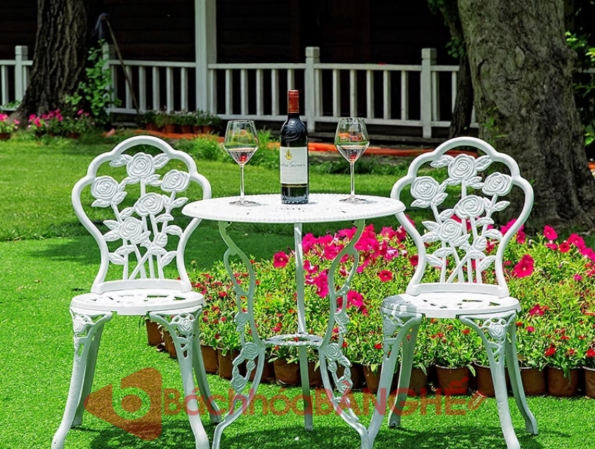 Bộ bàn ghế cafe sân vườn nhôm đúc hoa hồng màu nâu và trắng