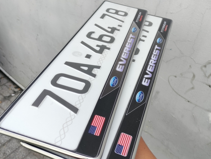 Ép biển số xe máy oto. Chuyên dịch vụ về biển số xe khung biển số