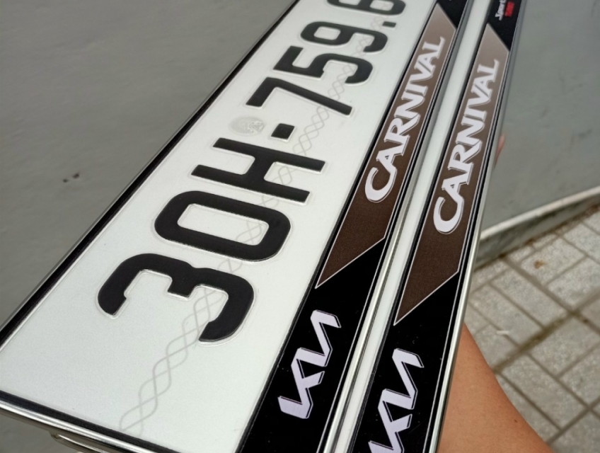 Cần bán khung biển số Carnival