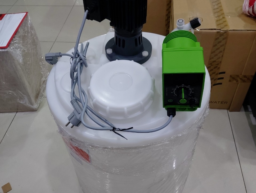 Bộ trộn gồm Bồn chứa TEMA và Máy khuấy  EMEC loại 100L