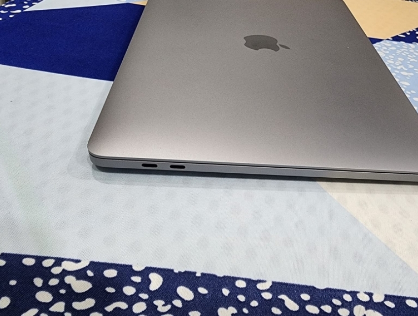 macbook pro 2020 bản 4 cổng thunderbolt 3 còn bh 9/2024