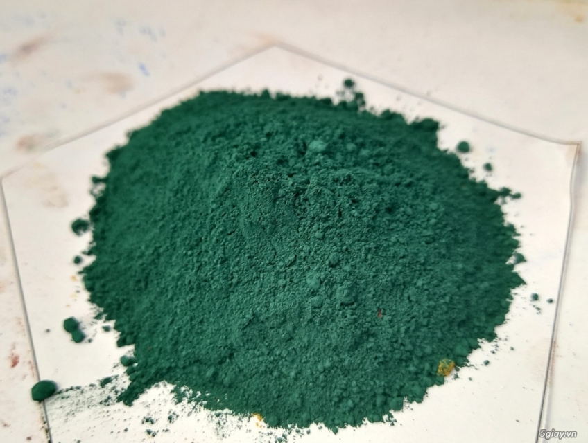 Bột màu xanh lá cây trong ghế đá, gạch vỉa hè