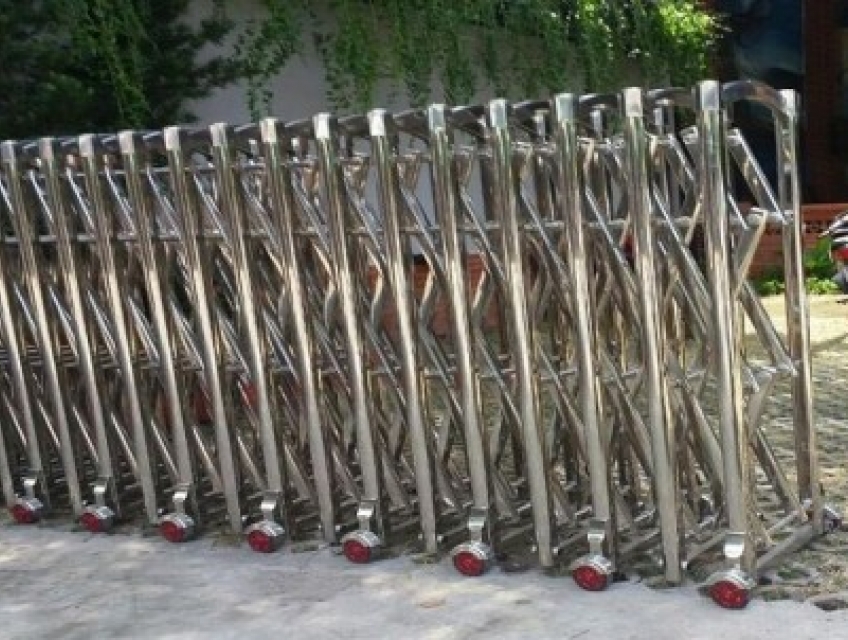 Cổng xếp kéo tay 0913183440- HCM