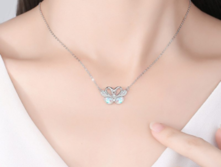 Đeo dây chuyền bạc có tốt không – Phụ kiện điểm nhấn hay sự quan ngại?