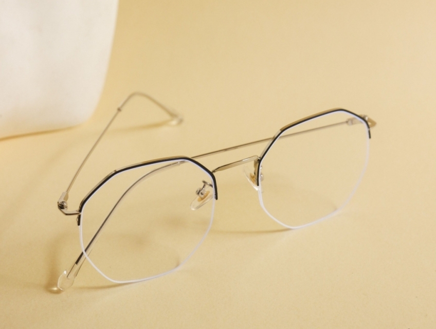 Nữ mặt hình chữ nhật nên đeo kính gì? Top mẫu kính đẹp mùa Giáng Sinh