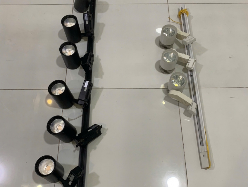 02 Bộ đèn led rọi ray Trắng và Đen 20W như hình dư dùng cần bán