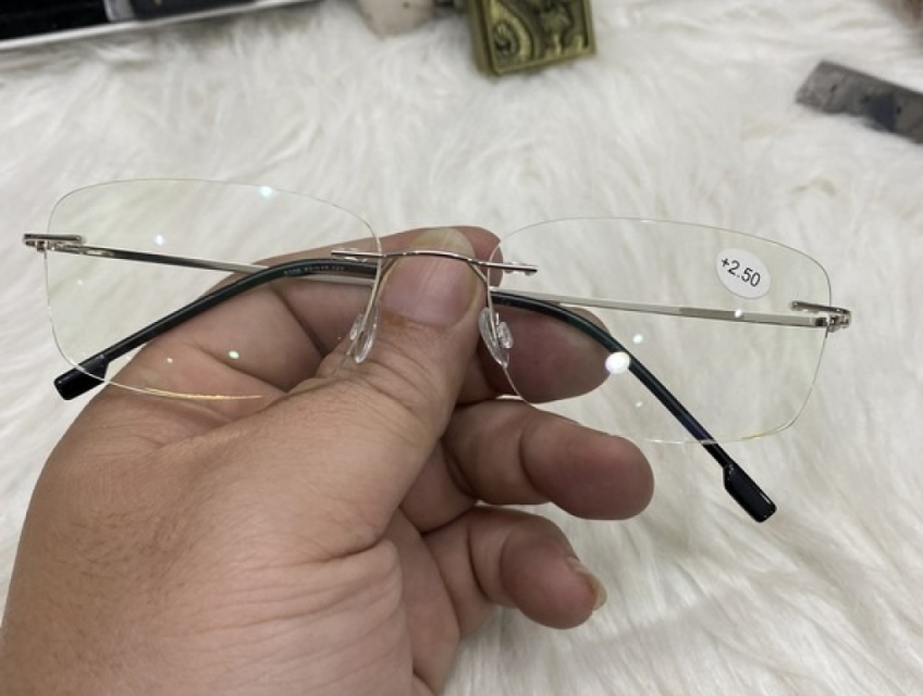 Kính lão nhật bản : Cửa hàng bán kính đọc sách cho người già đẹp chất