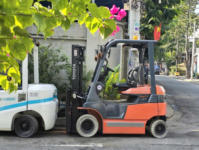 Cần bán xe nâng điện ngồi Toyota 2 tấn 2016 Dịch giá