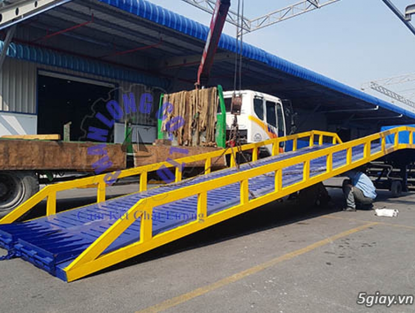 cầu dẫn lên container