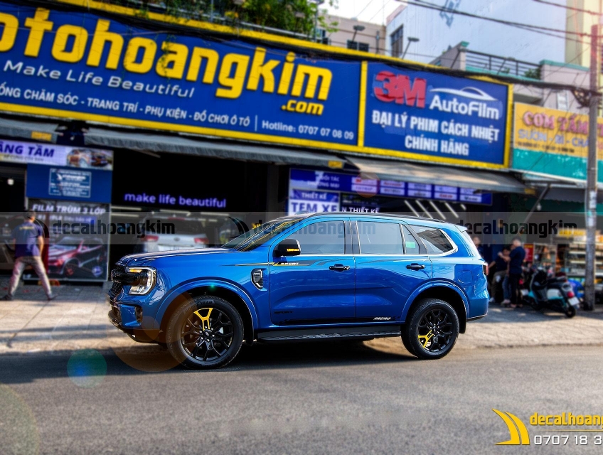 Dán decal xe ô tô giá rẻ tại Ô Tô Hoàng Kim