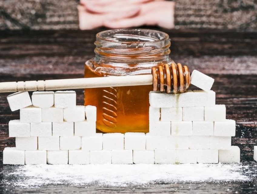 8 cách chăm sóc môi bằng mật ong cho môi mềm mọng, hồng hào