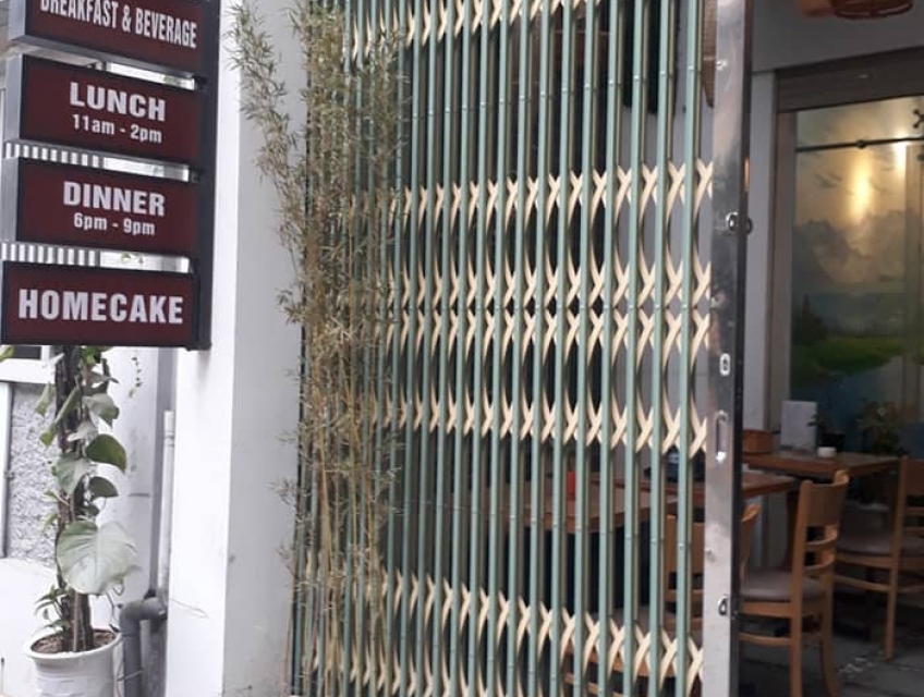 Nên dùng cửa xếp trượt sắt hay cửa xếp inox?