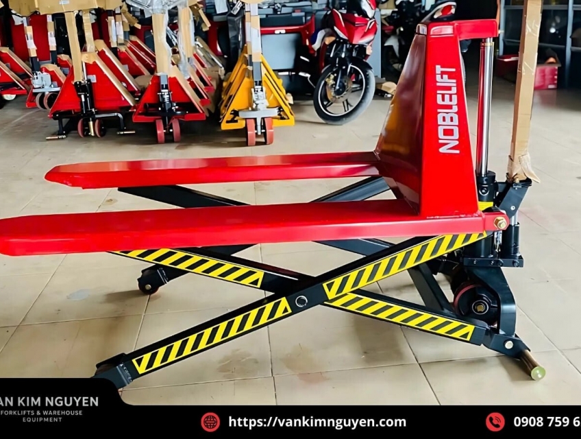 Xu Hướng Sử Dụng Xe Nâng Tay Cắt Kéo Trong Kho Thông Minh