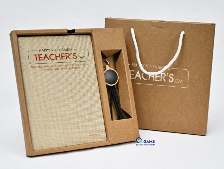 Hộp quà tặng 20/11 - Sổ bìa da và cáp sạc đa năng- Hàng có sẵn