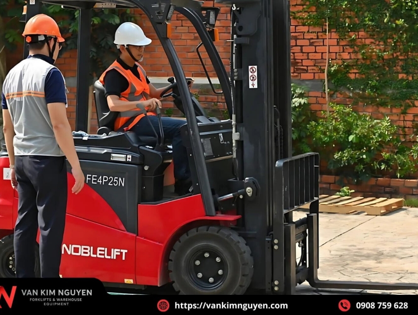 So sánh xe nâng điện và xe nâng dầu: Lựa chọn nào tối ưu cho kho xưởng