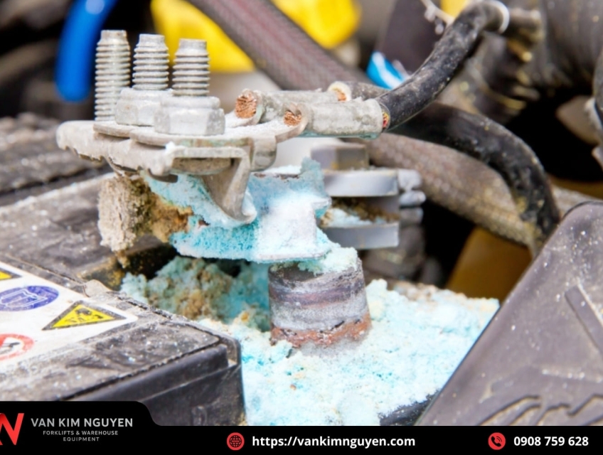 Cách phục hồi bình ắc quy khô xe nâng tại nhà – Tiết kiệm và an toàn