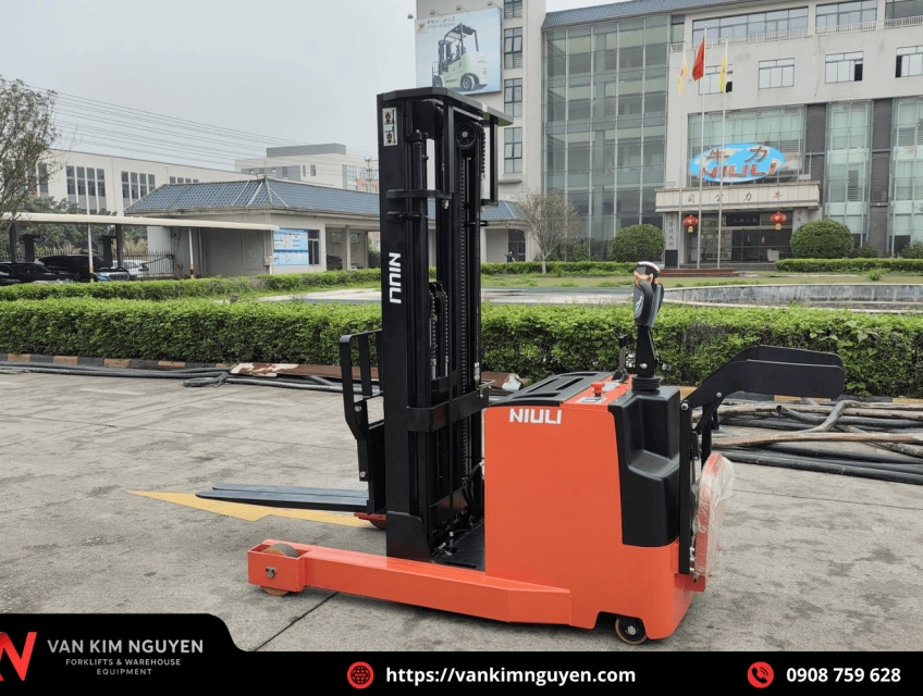 Xe nâng – Trợ thủ đắc lực trong kho bãi và sản xuất