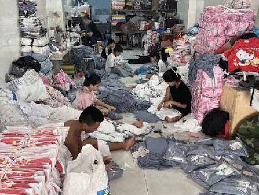 Tuyển 2 bạn nữ phụ đóng quần áo (xếp hàng) có bao ăn ở lại