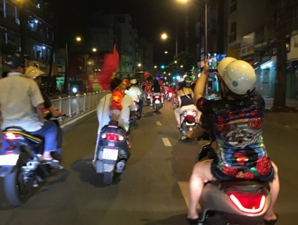 Cười té ghế xem hình ảnh hài hước đêm bão 'Việt Nam vô địch'