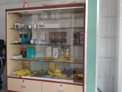 Vì sắp đi nhập cư Mỹ, nên sang tất cả phụ kiện điện thoại