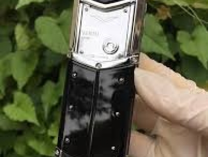 Cần bán con Vertu K8 Đài Loan ,mới 100%, màu đen,nắp đá