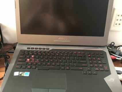cần bán : lattop ASUS kẹp nách từ úc về